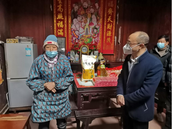 我院深入凤山村宣讲二十大精神并开展春节走访慰问活动